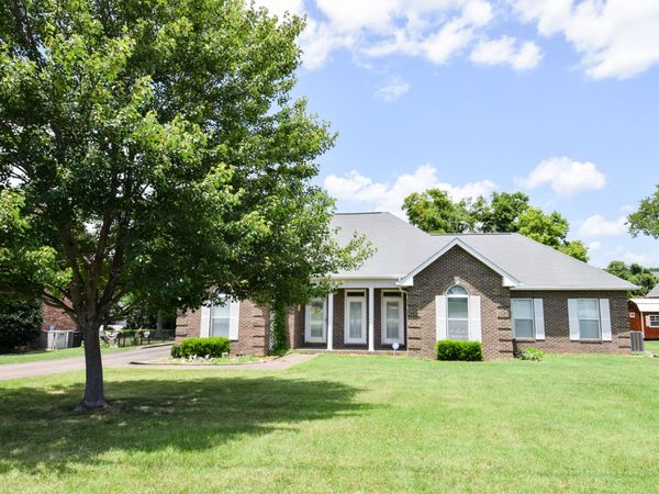 134 Stonehouse Dr, Gallatin, TN 37066