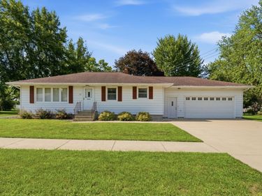 16 Minnesota Avenue W, Minnesota Lake, MN 56068