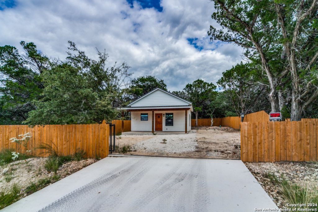 6401 Whartons Dock, Bandera, TX 78003 Main Photo