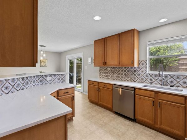 5747 COLUMBIA DR, Cibolo, TX 78108