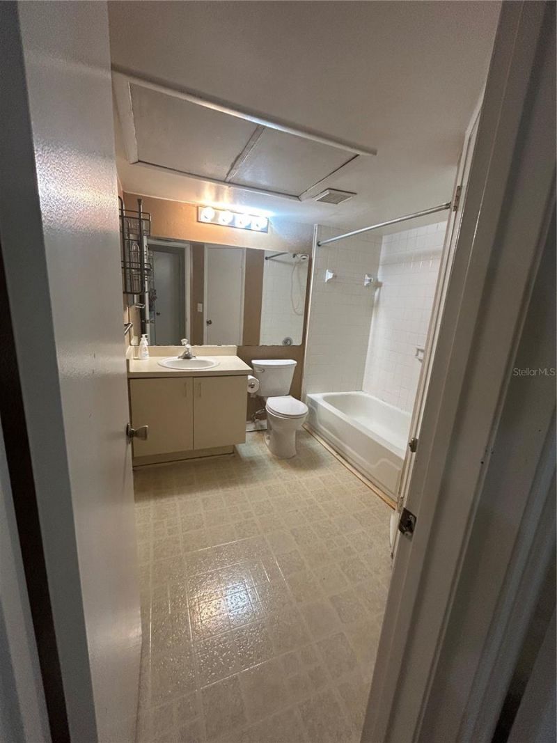 380 Lakepointe Drive, Unit 202, Altamonte Springs, FL 32701 Photo
