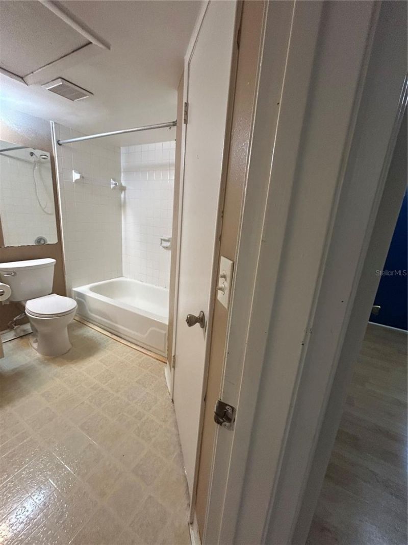 380 Lakepointe Drive, Unit 202, Altamonte Springs, FL 32701 Photo