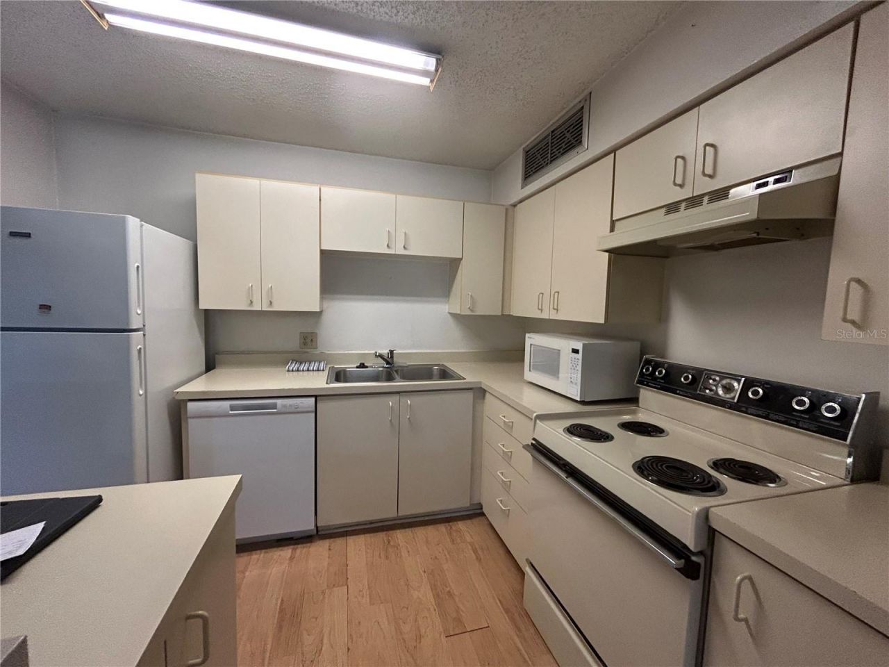 380 Lakepointe Drive, Unit 202, Altamonte Springs, FL 32701 Photo