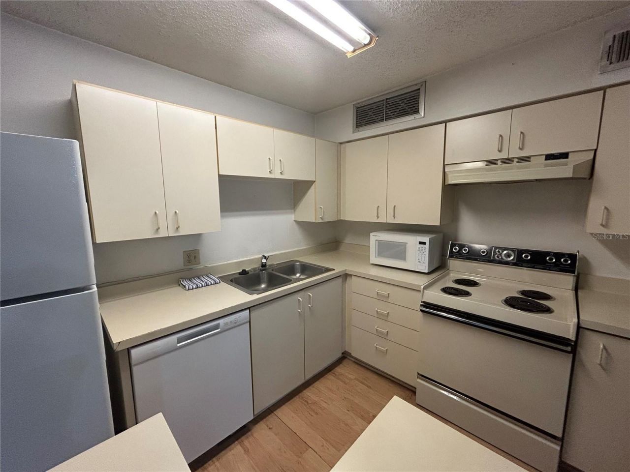 380 Lakepointe Drive, Unit 202, Altamonte Springs, FL 32701 Photo