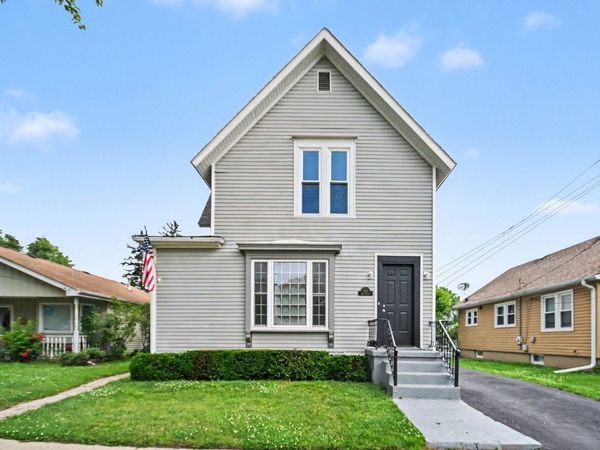 662 Bent Street , Elgin, IL 60120