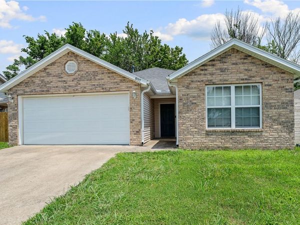 817 SE E Court, Bentonville, AR 72712