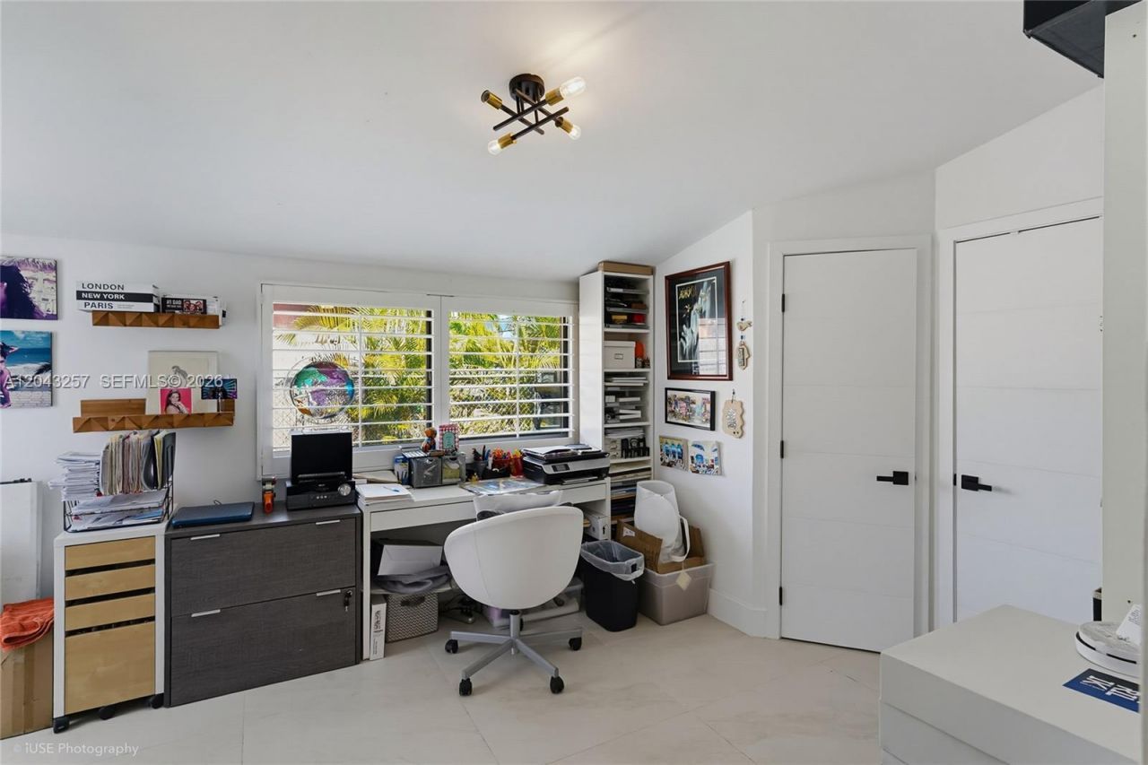 2450 NE 209th Ter , Miami, FL 33180 Photo