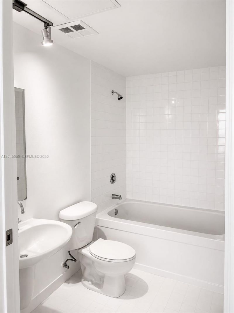 10 SW South River Dr , Unit 1708, Miami, FL 33130 Photo