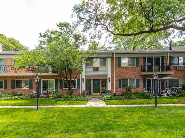 711 E Falcon Drive , Unit 201, Arlington Heights, IL 60005