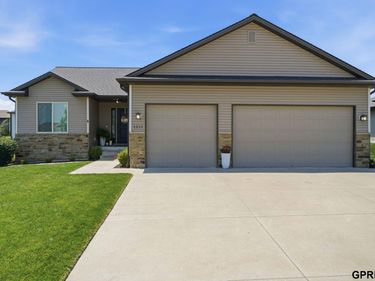1211 Autumn Road, Hickman, NE 68372