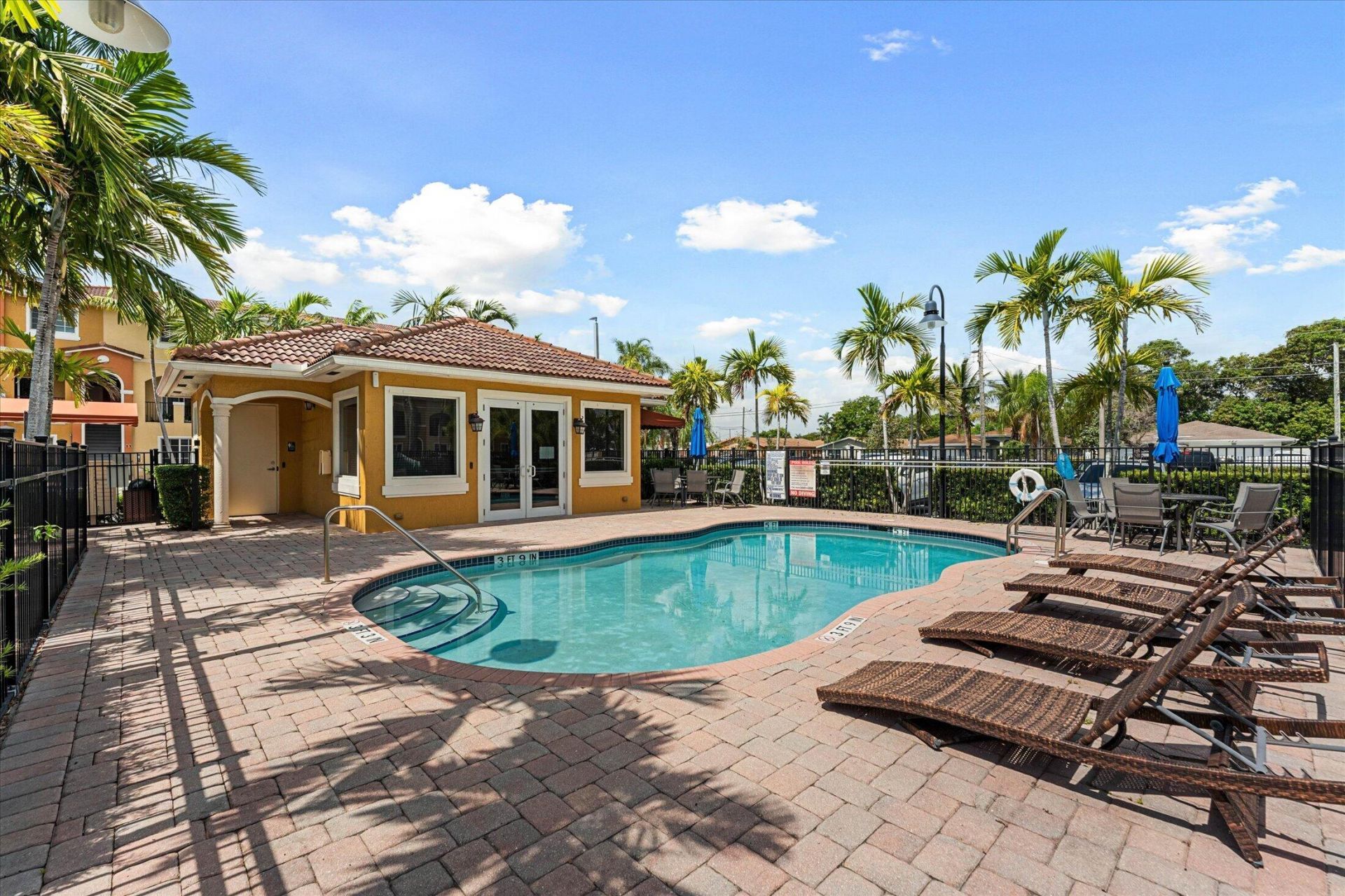 131 NW 2nd Avenue, Unit 3, Hallandale, FL 33009 Photo