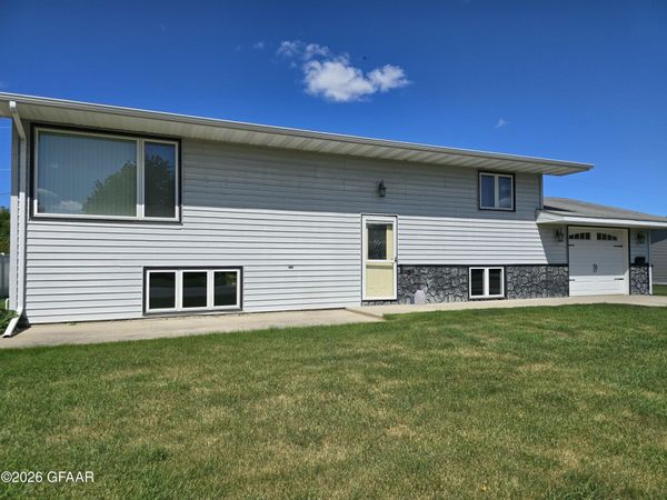 806 WESTWOOD Avenue , Larimore, ND 58251