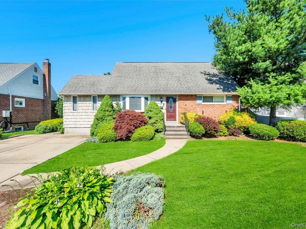 34 Oak Street , Hicksville, NY 11801
