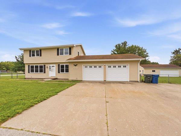 6904 CHERYL, Muscatine, IA 52761