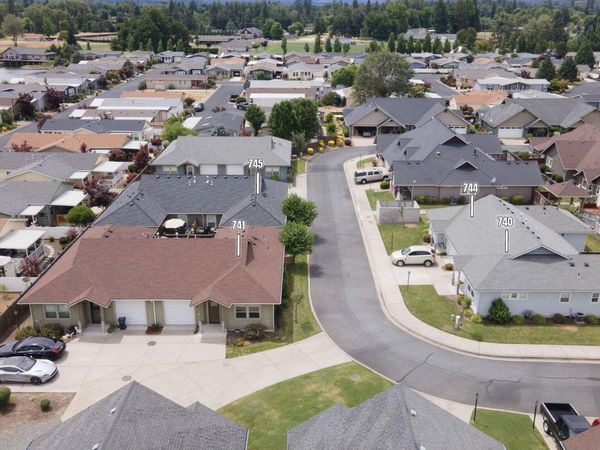 740 SW Kinsington Court Court, Unit 740 741 74, Grants Pass, OR 97526