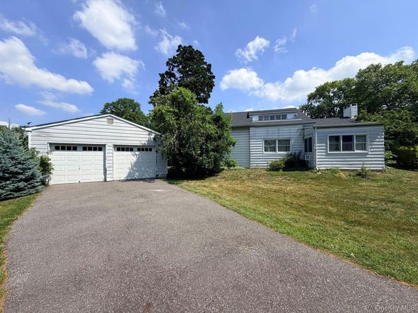 126 Eaton Lane , West Islip, NY 11795