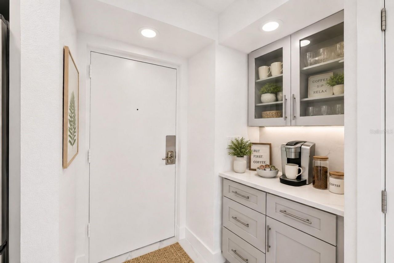 4900 Brittany Drive S, Unit 405, Saint Petersburg, FL 33715 Photo