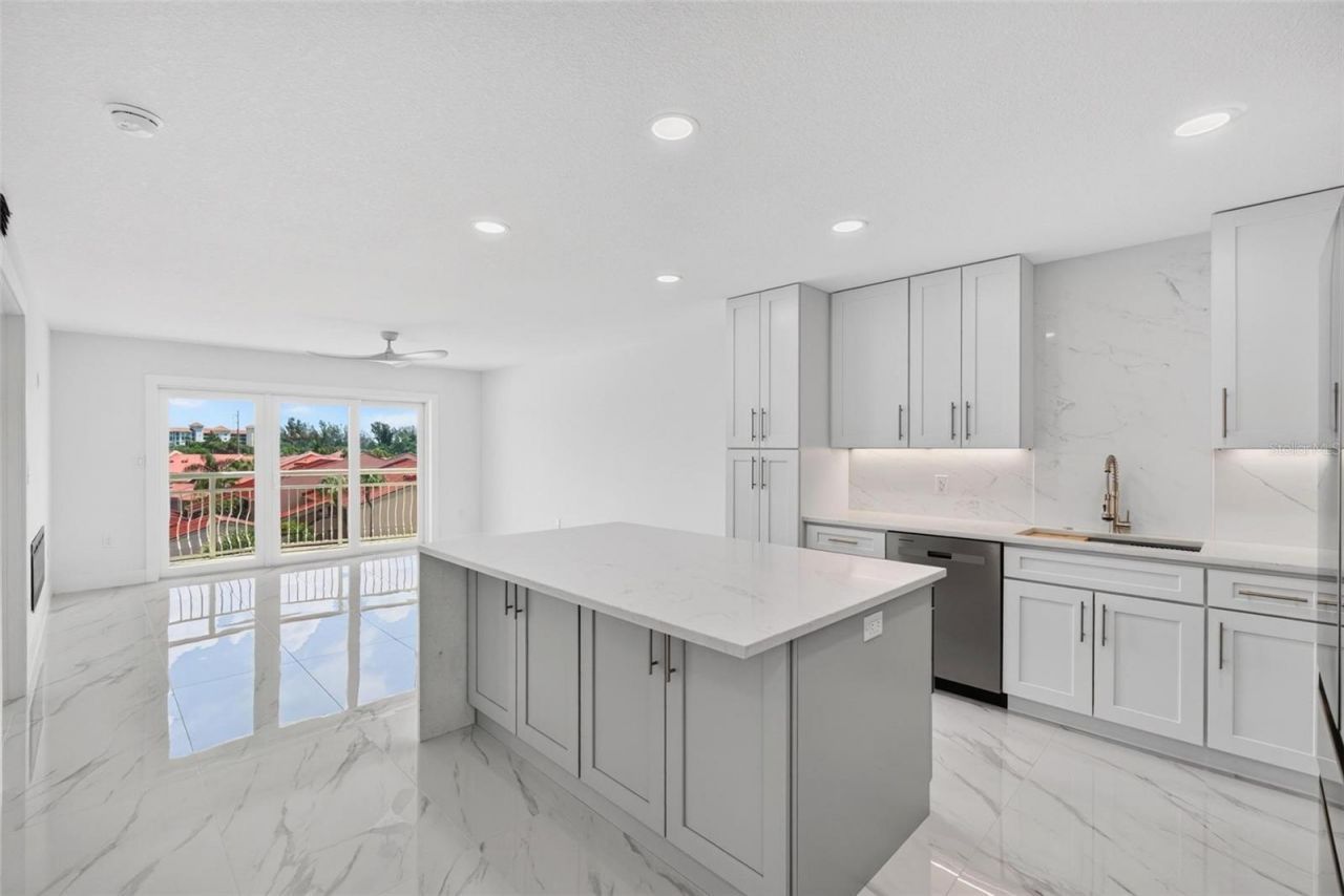 4900 Brittany Drive S, Unit 405, Saint Petersburg, FL 33715 Photo