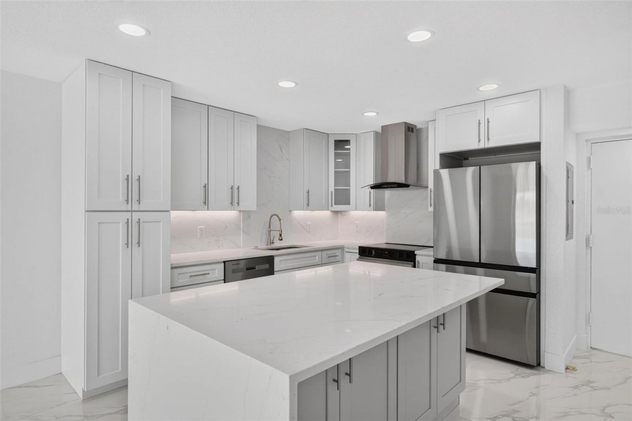 4900 Brittany Drive S, Unit 405, Saint Petersburg, FL 33715 Photo