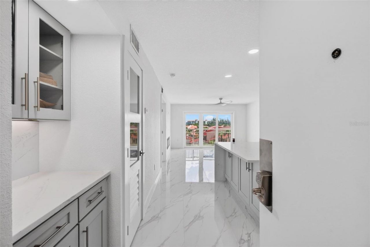 4900 Brittany Drive S, Unit 405, Saint Petersburg, FL 33715 Photo