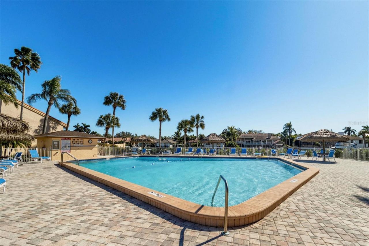 4900 Brittany Drive S, Unit 405, Saint Petersburg, FL 33715 Photo