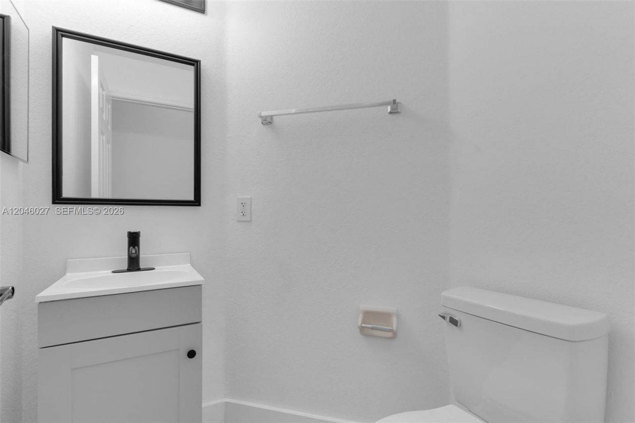 8165 NW 108th Ave, Doral, FL 33178 Photo