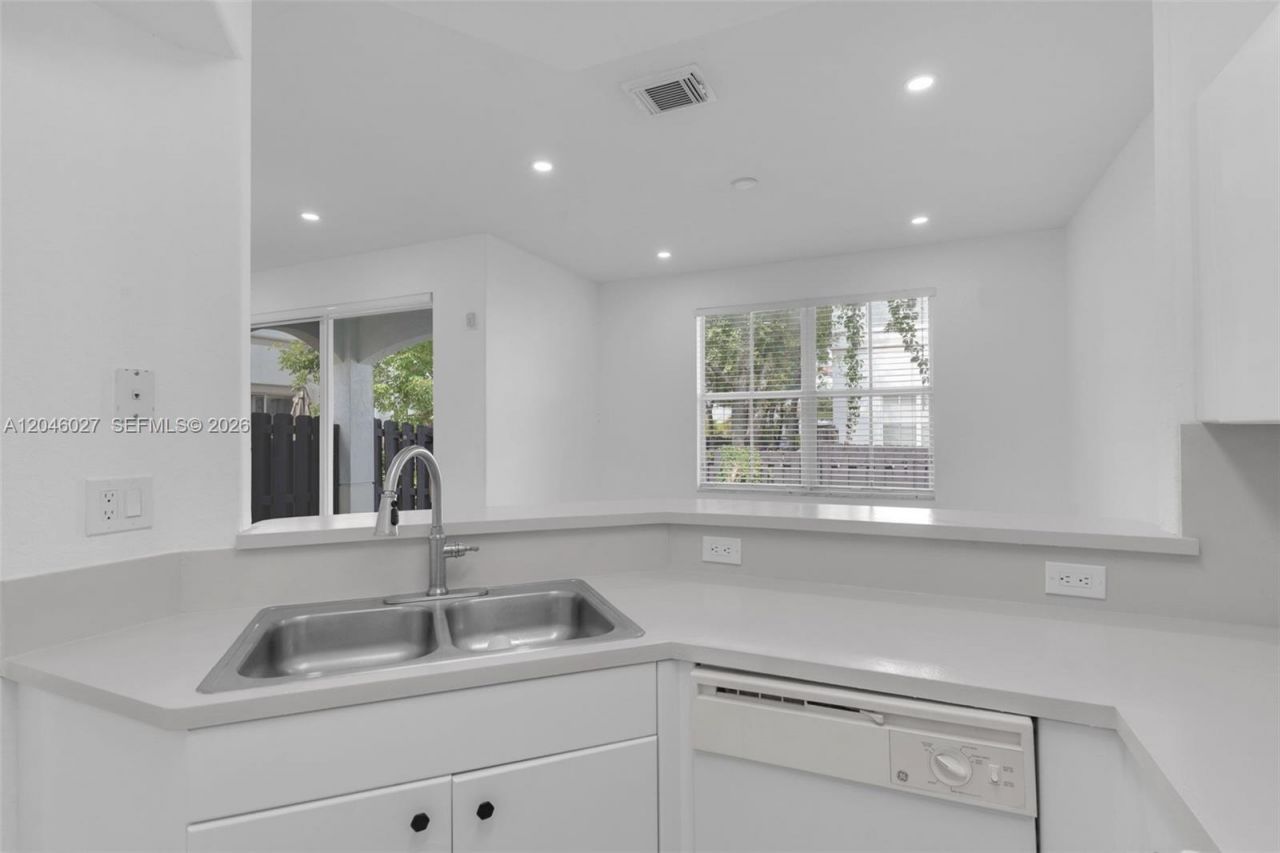 8165 NW 108th Ave, Doral, FL 33178 Photo