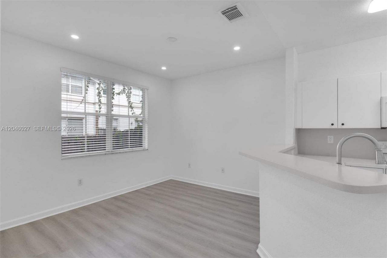 8165 NW 108th Ave, Doral, FL 33178 Photo