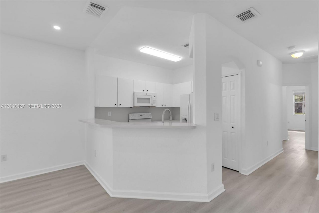 8165 NW 108th Ave, Doral, FL 33178 Photo