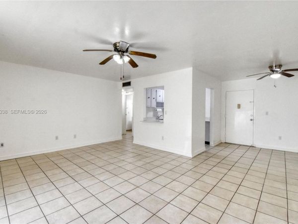 10387 N Kendall Dr, Unit R2, Miami, FL 33176