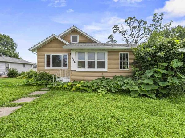 958 S Iowa Ave, Washington, IA 52353