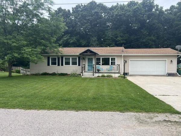 27853 Burmax Park, Dowagiac, MI 49047