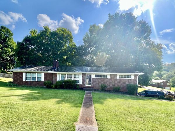 2703 Schumway Drive, Johnson City, TN 37601