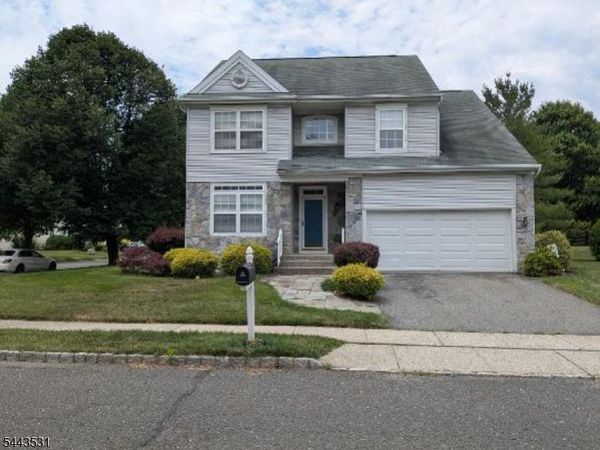 22 Village Square Dr, Union, NJ 08802
