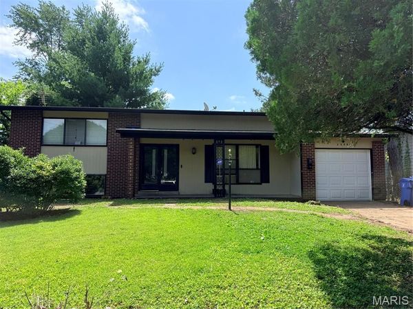 2350 Palm Drive , Florissant, MO 63031