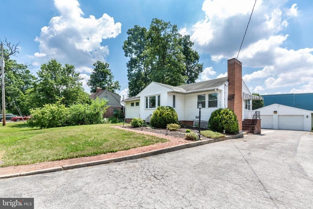 231 E HIGH STREET, NEW OXFORD, PA 17350