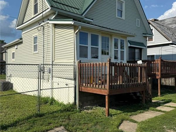 426 W 4th Street, Uhrichsville, OH 44683
