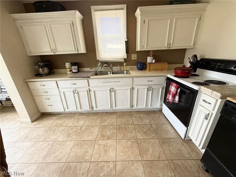 426 W 4th Street, Uhrichsville, OH 44683 Photo 3