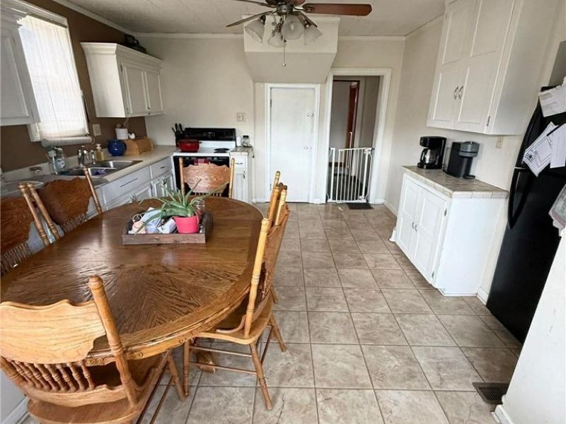 426 W 4th Street, Uhrichsville, OH 44683 Photo 4