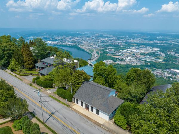 1003 E Brow Road , Lookout Mountain, TN 37350