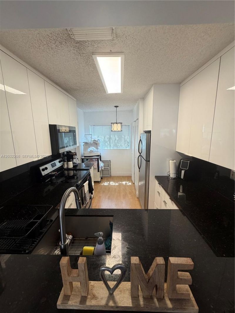 9495 N Palm Cir N , Unit 9495, Pembroke Pines, FL 33025 Photo