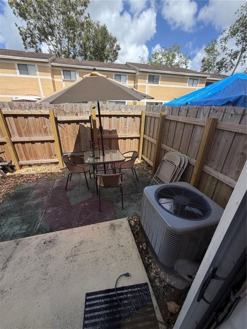 9495 N Palm Cir N , Unit 9495, Pembroke Pines, FL 33025 Photo