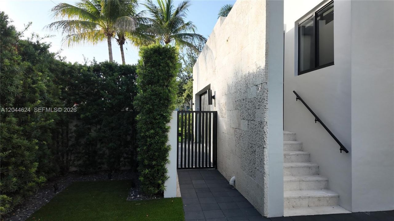 570 S Shore Dr , Miami Beach, FL 33141 Photo