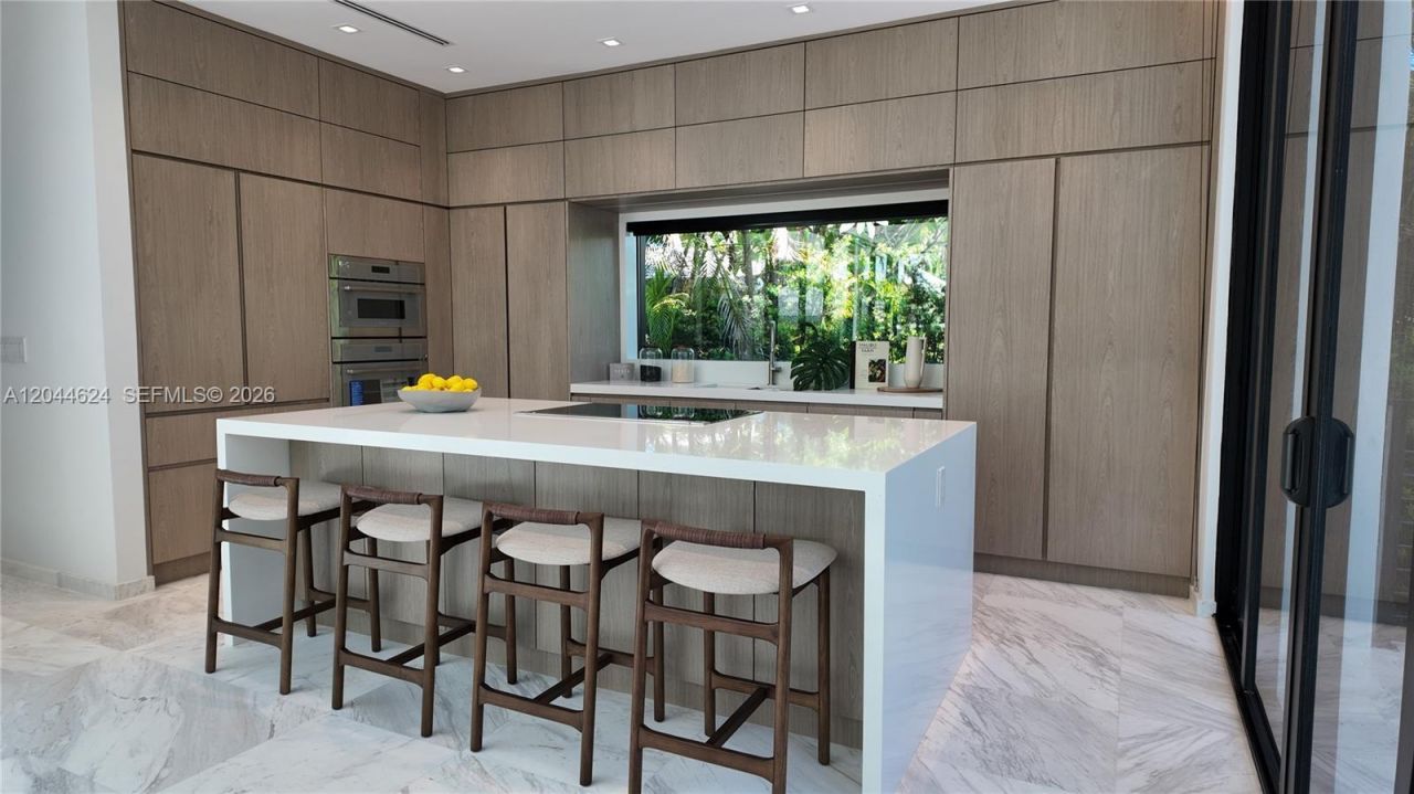 570 S Shore Dr , Miami Beach, FL 33141 Photo