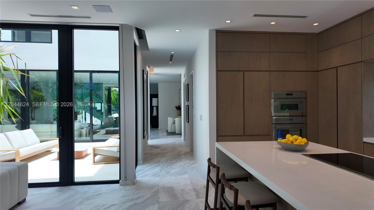 570 S Shore Dr , Miami Beach, FL 33141 Photo