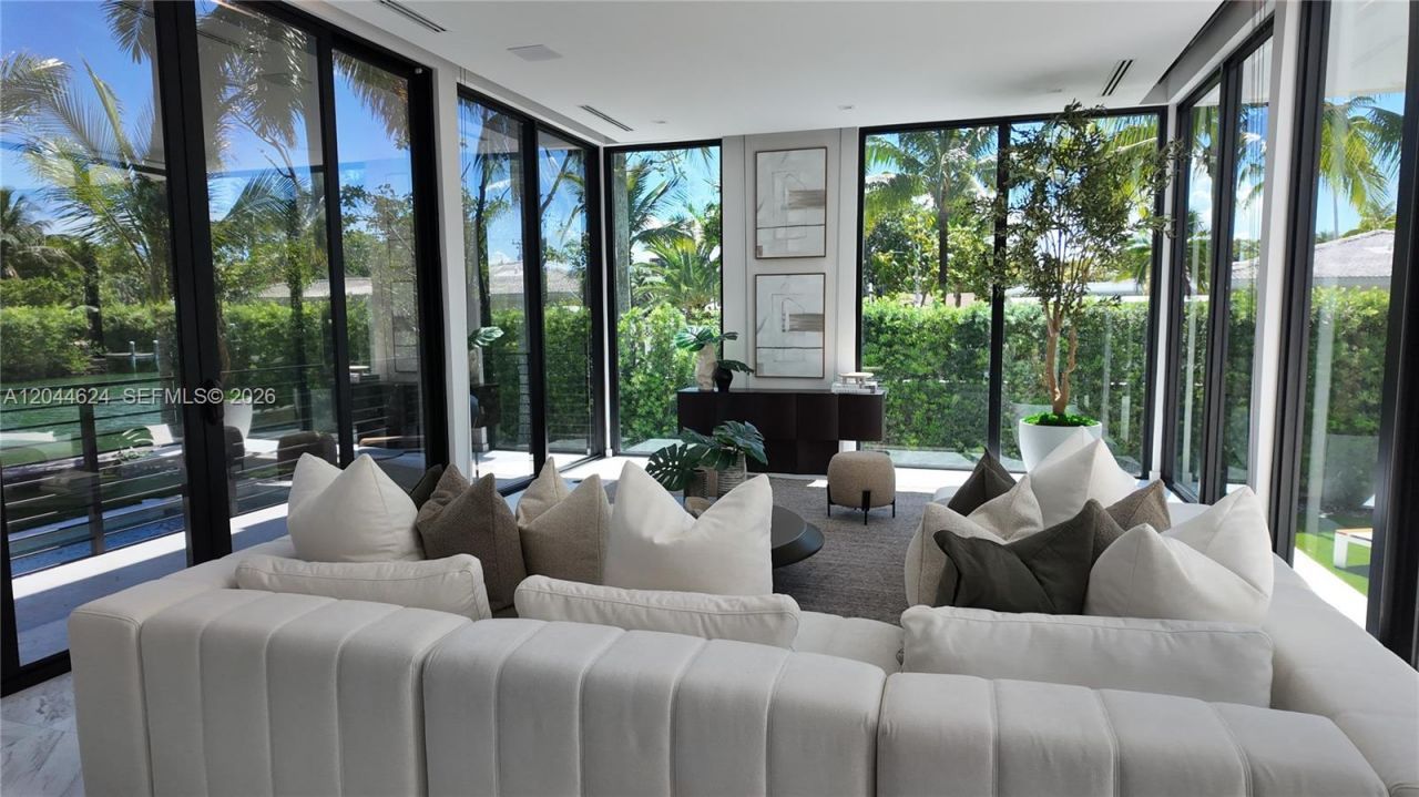 570 S Shore Dr , Miami Beach, FL 33141 Photo