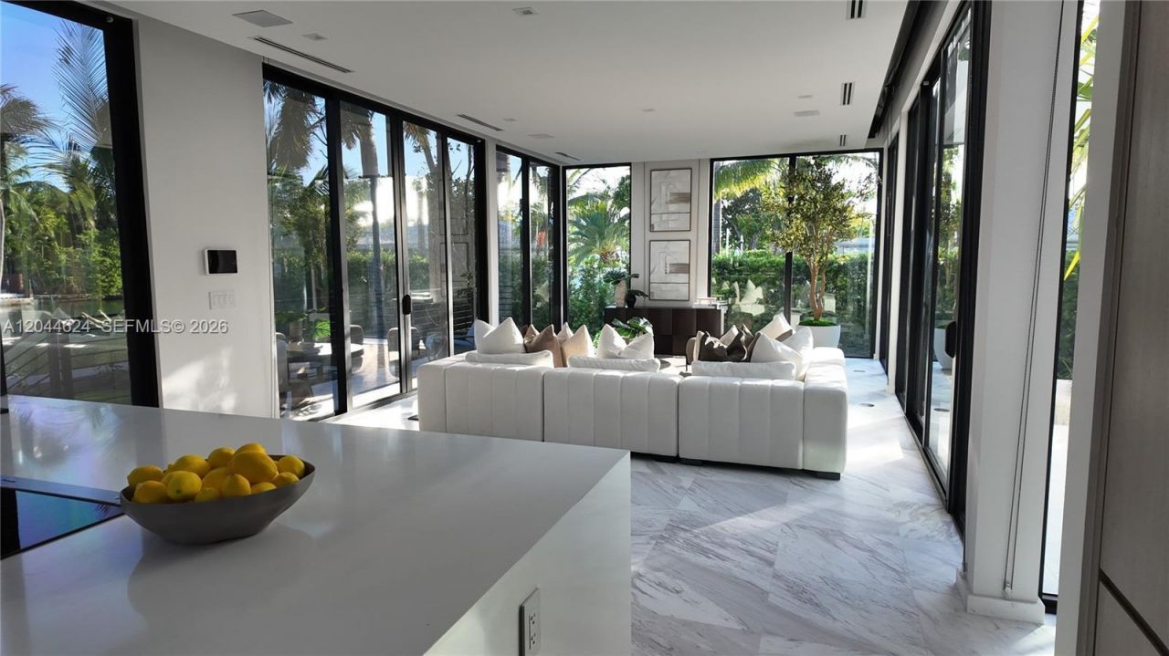 570 S Shore Dr , Miami Beach, FL 33141 Photo