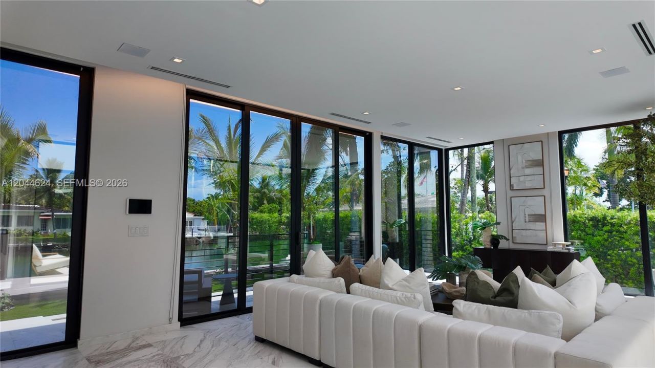 570 S Shore Dr , Miami Beach, FL 33141 Photo
