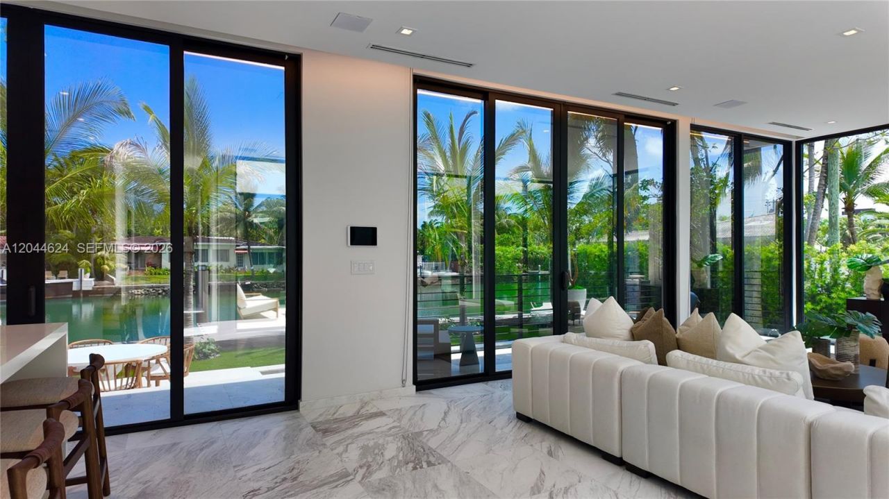 570 S Shore Dr , Miami Beach, FL 33141 Photo