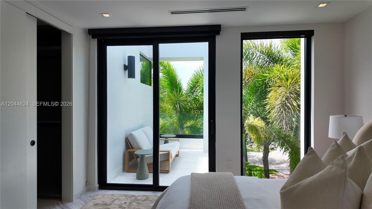 570 S Shore Dr , Miami Beach, FL 33141 Photo